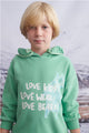 Lenzi Hoody in mattgrün mit dem LOVE KIDS, LOVE WEAR, LOVE BEARS Print für Kinder